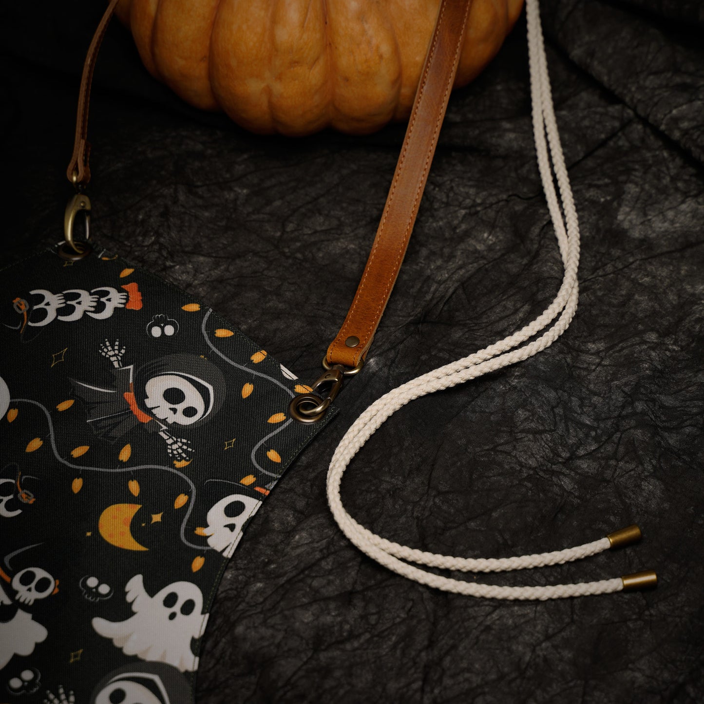 Halloween Ghost and Skull Apron – Spooky Apron with Pockets for Halloween Fun