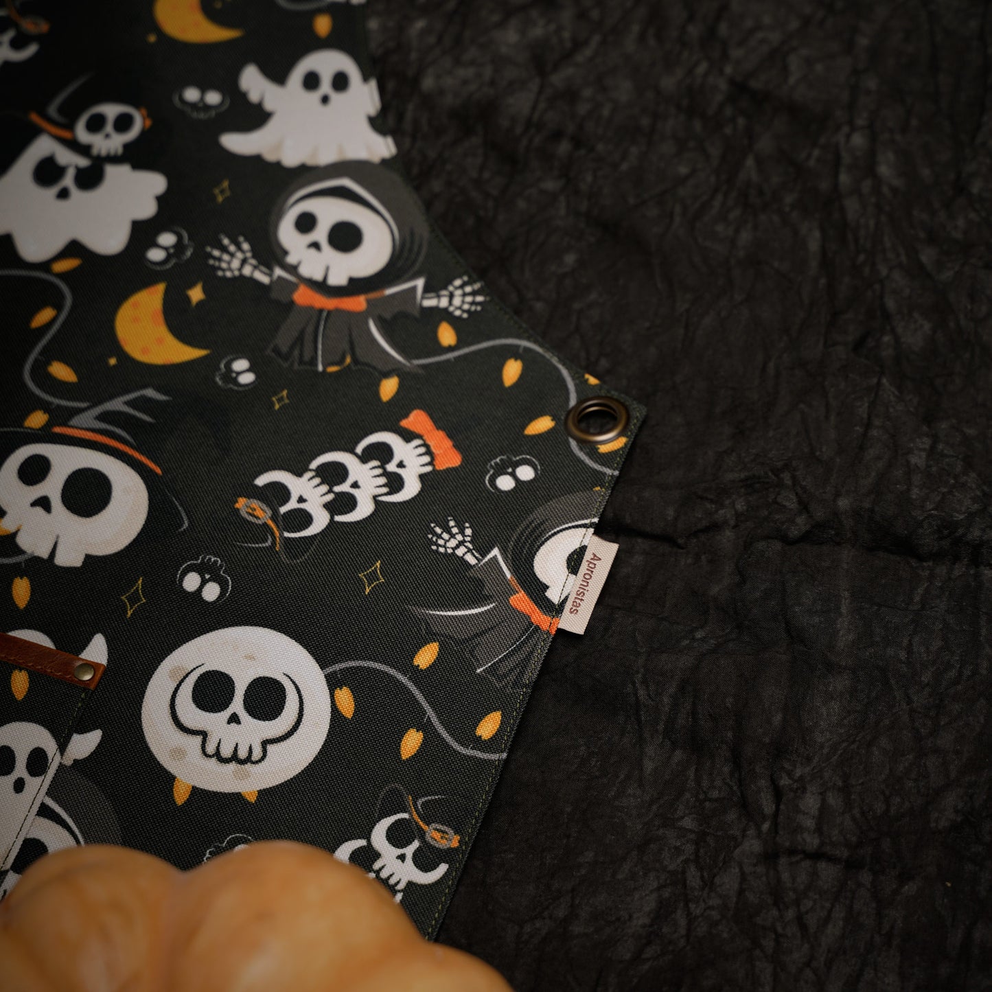 Halloween Ghost and Skull Apron – Spooky Apron with Pockets for Halloween Fun